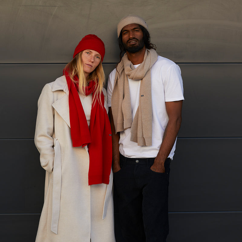 Frau und Mann mit langen Merino Schals in Rot und Beige