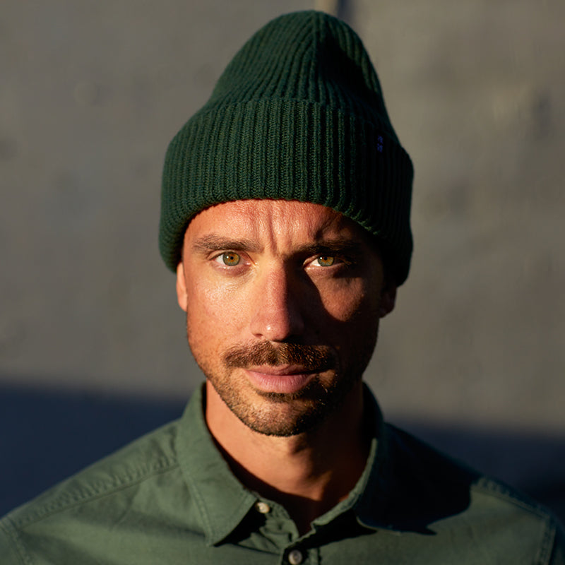 Mann mit grüner Merino Beanie mit Umschlag