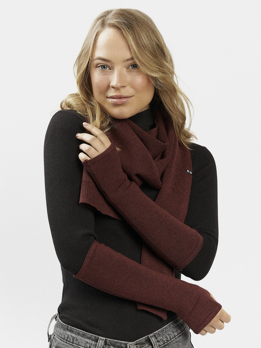 Frau trägt Kyu Merino Armstulpen in Bordeaux