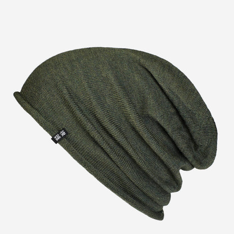 Umi Merino Slouch Beanie in Mossy Olive (Olivgrün) – Seitenansicht
